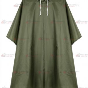 Poncho Impermeable con Capucha y Cordón Ajustable - Verde Militar
Protección: Cuenta con una práctica capucha integrada equipada con cordones blancos ajustables para mayor cobertura contra la lluvia.  
Acabado: Presenta mangas cortas tipo capa y una caída frontal recta con costuras reforzadas, ideal para actividades al aire libre, emergenci